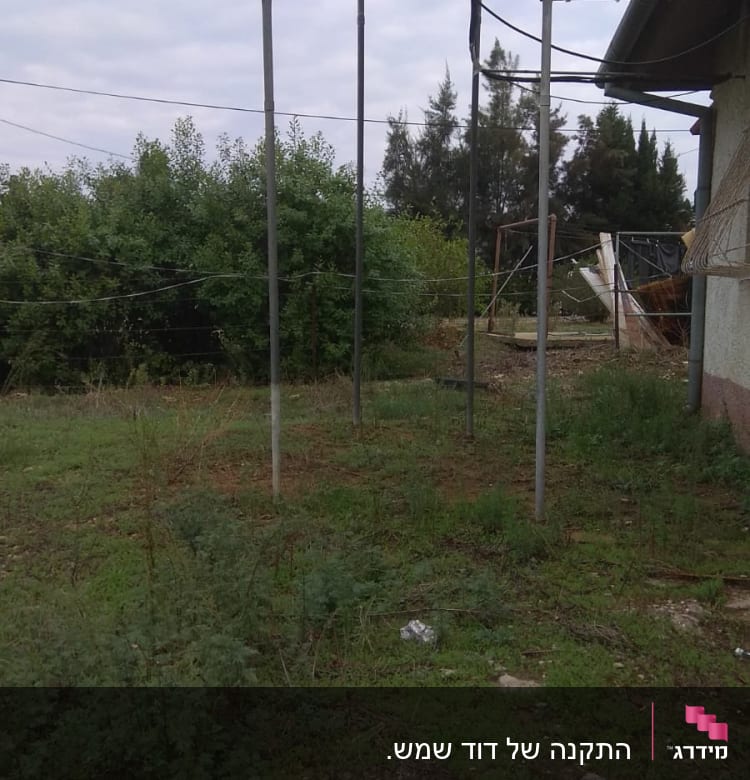 דוד שמש המוצב על עמודים. 